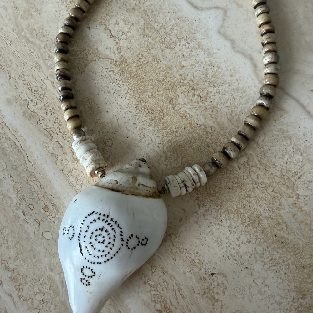 Elegant Shell Pendant Necklace